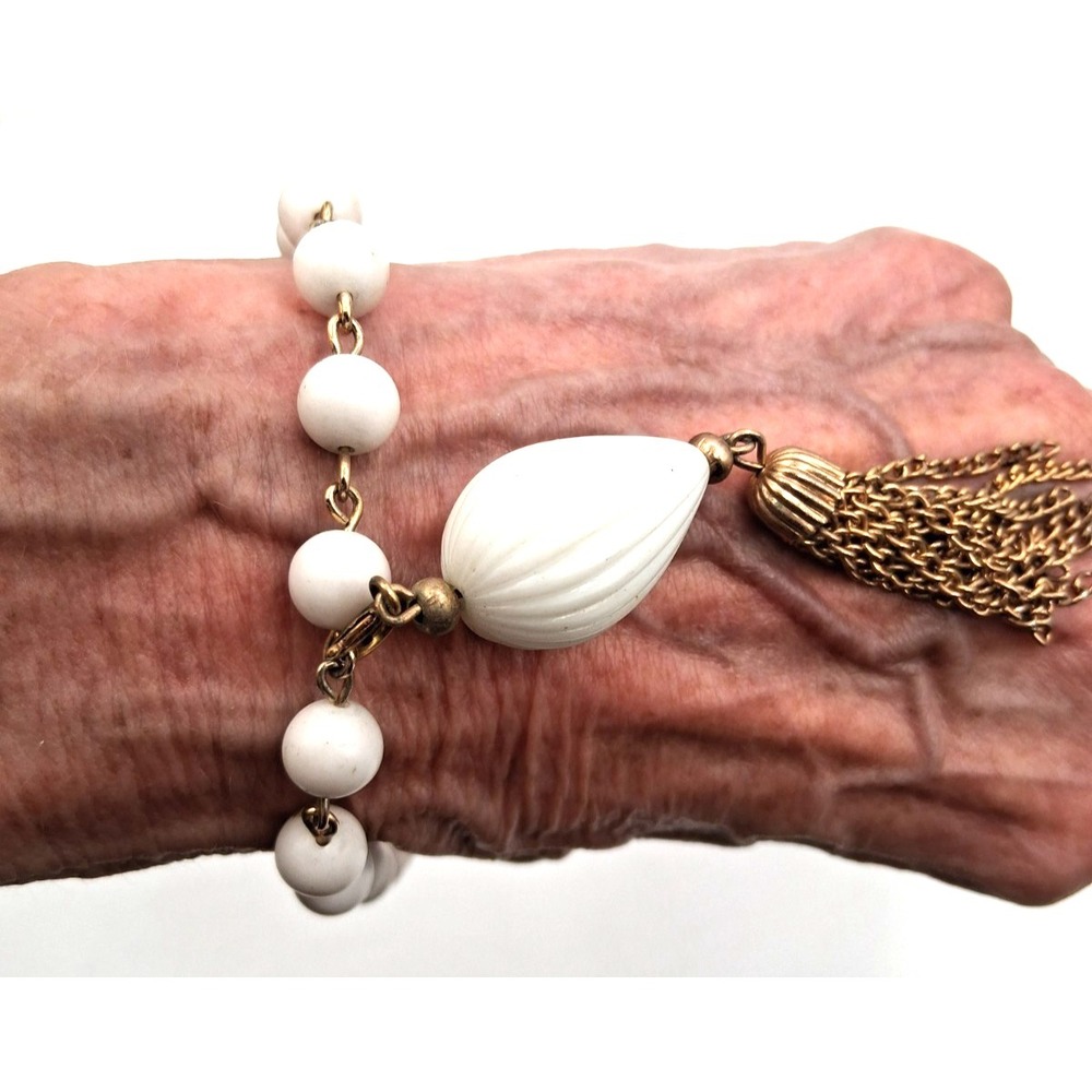 Vintage White Plastic Bead Tassel Bracelet Ribbed Drop Gold Tone 7.5"